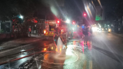 BPBD Bantul Kerahkan Armada Damkar Bersihkan Tumpahan Solar di Sedayu