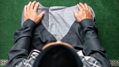 Lagi Khusyuk Shalat Tiba-Tiba Ingat Utang, Apa Masih Diterima? Ternyata Kata Gus Baha Begini Hukumnya dalam Islam