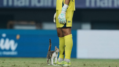 Laga Thailand vs Myanmar Sempat Terhenti Akibat Anomali 'Lucu' Masuk Lapangan