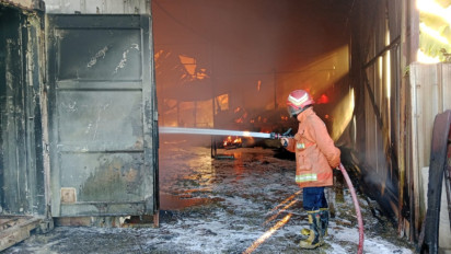 Kebakaran Hebat Hanguskan Gudang Kopra dan Belerang di Gresik Selatan