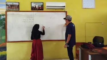 Puluhan jurnalis dari berbagai daerah di Indonesia ikut berpartisipasi dalam program BRI Peduli Pendidikan dengan mengajar di sekolah.