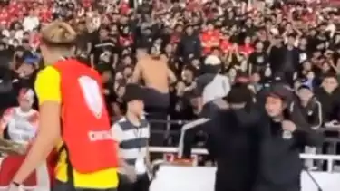 Momen suporter Timnas Indonesia dari UG usir paksa Aisar Khaled dari tribun selatan SUGBK