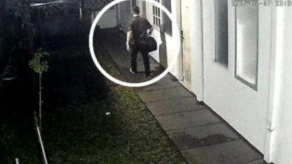 Tingkah Misterius Arya Daru Malam-Malam Sempat ke Rooftop Gedung Kemlu dan Tinggalkan Tas Belanja Sebelum Ditemukan Tewas di Indekos