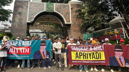 Desak Kejagung Usut Sekda Muba, Massa Serahkan Ayam Jago dan Bukti ke Kejagung
