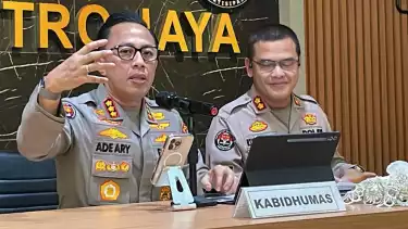 Kabid Humas Polda Metro Jaya, Kombes Pol Ade Ary Syam Indradi (kiri).