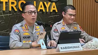 Kabid Humas Polda Metro Jaya, Kombes Pol Ade Ary Syam Indradi (kiri).