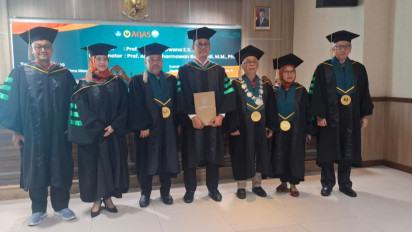 Pertahankan Disertasi, Totok Sucahyo Raih Gelar Doktor dengan Pujian