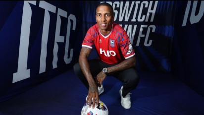 Ipswich Town Resmi Gaet Ashley Young, McKenna Singgung Karier Fantastis
