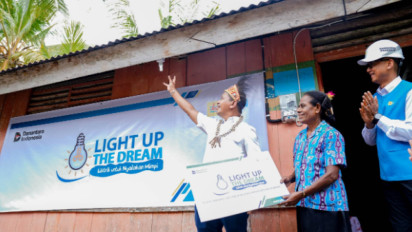 Tinjau Desa Gelap di Papua, Bahlil Pastikan Listrik Merata sampai Daerah Terpencil: Menyala 24 Jam