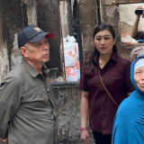 Wamensos Serahkan bantuan Rp290 juta kepada korban kebakaran Tambora