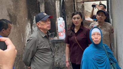 Wamensos Serahkan bantuan Rp290 juta kepada korban kebakaran Tambora