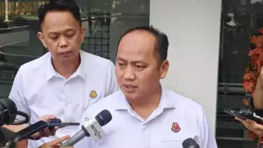 Kepala Pusat Penerangan Hukum Kejaksaan Agung Anang Supriatna berbicara dengan awak media di Gedung Kejaksaan Agung, Jakarta, Kamis (24/7/2025).
