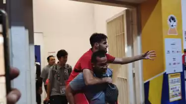 Momen Penyerang Timnas Indonesia Jens Raven harus digendong usai lawan Thailand