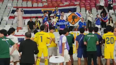 Pemain Thailand menghampiri suporter yang datang di GBK