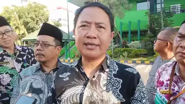 Dirjen Penyelenggaraan Haji dan Umrah, Prof H Hilman Latif saat di Asrama Haji Sukolilo, Surabaya.