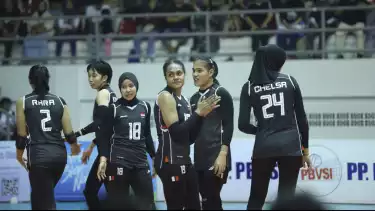 Junaida Santi dan pemain Timmas Voli Putri U-21