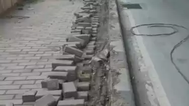 Sekelompok orang nekat bongkar konblok trotoar di siang bolong, demi mencuri kabel PJU di samping pintu Tol Koja, Jakarta Utara.