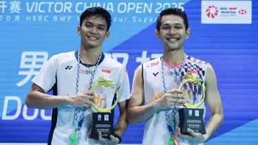 Pasangan ganda putra Indonesia, Fajar Alfian/Muhammad Shohibul Fikri di podium China Open 2025.