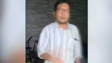 Penjaga kos saat menemukan Arya Daru Pangayunan di dalam kamar kosnya sudah tak bernyawa