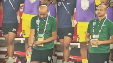 Staf pelatih Timnas Thailand U-23 melakukan ritual dukun di sesi adu penalti lawan Timnas Indonesia U-23 di SUGBK