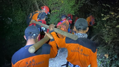 Tim SAR Gabungan Evakuasi Pendaki yang Meninggal Dunia di Gunung Slamet