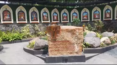 Taman Doa ‘Maria Oblat’ berlokasi di Novisiat OMI Beato Joseph Gerard, Blotan, Wedomartani, Kapanewon Ngemplak, Sleman, DIY.