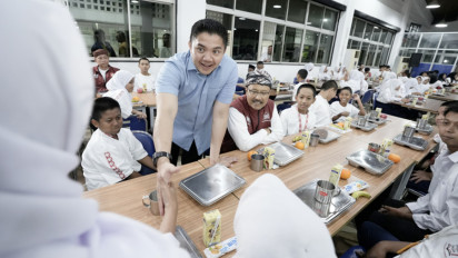 Momen Seskab Teddy Makan Bareng Siswa Sekolah Rakyat Menengah Pertama di Cibinong
