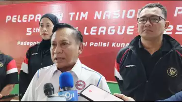 Imam Sudjarwo selaku Ketum PBVSI bersama Octavian (pelatih Timnas Voli Putri Indonesia) dan Megawati Hangestri.