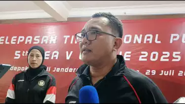 Pelatih Timnas Voli Putri Indonesia, Octavian bersama Megawati Hangestri jelang SEA V League 2025.