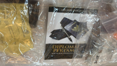 Buku Karya Arya Daru Sang Diplomat Muda Kemenlu Jadi Barang Bukti, Isinya....