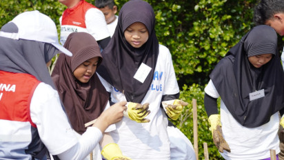 Tumbuhkan Cinta Lingkungan, Pertamina dan Siswa SD Tanam Puluhan Ribu Mangrove