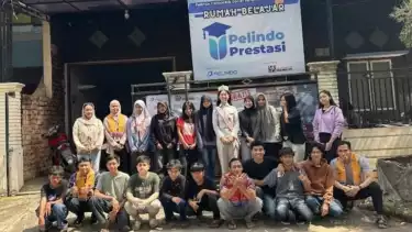 Puteri Remaja Indonesia Jakarta 2025 Nayyara Azarine Farrashila saat mengunjungi Rumah Belajar Pelindo Prestasi, Cilincing, Jakarta Utara, Selasa (15/7/2025).(Foto: IST)