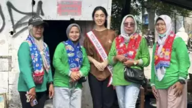 Puteri Remaja Indonesia Jakarta 2025 Nayyara Azarine Farrashila saat mengunjungi Bank Sampah RW 13 Kelurahan Kali Baru, di kawasan Cilincing, Jakarta Utara, Selasa (15/7/2025).