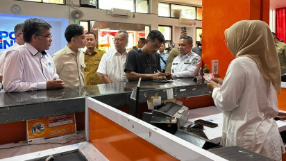 Tinjau Penyaluran BSU di Kantorpos Pekanbaru, Wapres Gibran Pasttikan BSU Tersalurkan 92 Persen