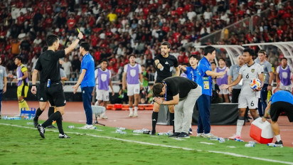 Kim Sang-sik Membungkuk Usai Terima Kartu Kuning, Media Vietnam Bereaksi Keras soal Keputusan Wasit Asal Jepang