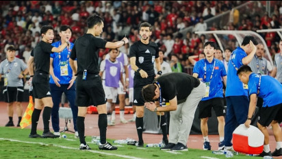 Bikin Jengkel Fans Timnas Indonesia, Ini Dalih Pelatih Kim Sang-sik soal Insiden Botol Minuman yang Buat Damian Van Rensburg Dikartu Merah