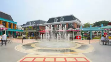 Destinasi wisata La Vela di kawasan Green Lake City, Jakarta Barat.