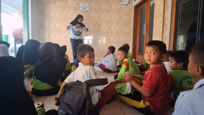 Tak Memiliki Ruang Kelas, Puluhan Siswa SD Negeri di Brebes Terpaksa Belajar di Teras Masjid