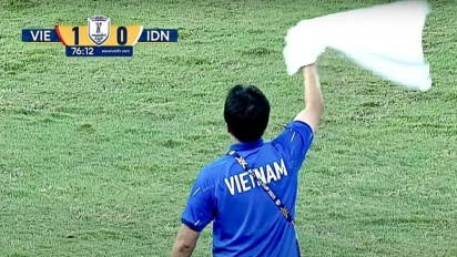 Asisten Pelatih Vietnam U-23 Melambaikan Handuk Putih di Pinggir Lapangan, Ternyata Artinya...