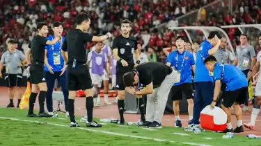 Pelatih Vietnam U-23, Kim Sang-sik Membungkuk kepada Wasit di Laga Kontra Timnas Indonesia U-23