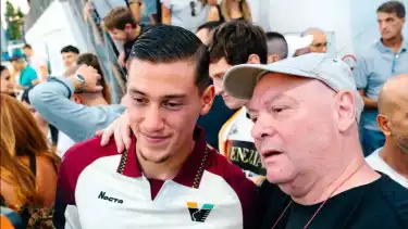 Jay Idzes dalam presentasi jersey Venezia