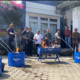 Ratusan Ribu Barang Bukti Rokok dan Minuman Ilegal di Labuan Bajo Dimusnahkan