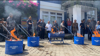 Ratusan Ribu Barang Bukti Rokok dan Minuman Ilegal di Labuan Bajo Dimusnahkan