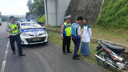 Pengendara Motor Nyasar di Tol Semarang-Solo, Tak Tahu Arah dan Diamankan Petugas