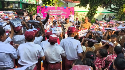 Sambut Ajaran Baru, Wali Kota Madiun Bagikan Seragam Gratis untuk Ribuan Siswa SD dan SMP