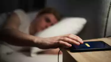 Tidur Dekat Handphone Bikin Sperma Mampet? Ternyata Dampaknya Bahkan Sampai Picu Penyakit Ini