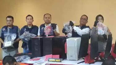 Polisi menunjukkan sejumlah barang bukti dalam kasus tindak pidana judol di Kabupaten Bantul saat rilis kasus di Mapolda DIY, Kamis (31/7/2025).