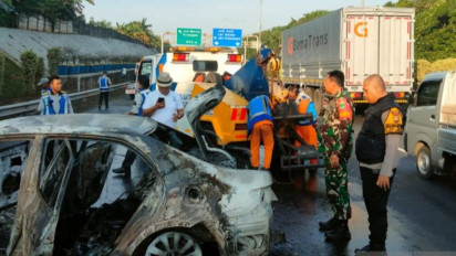 Sedan Hangus Terbakar Setelah Tabrakan dengan Truk di Tol JORR