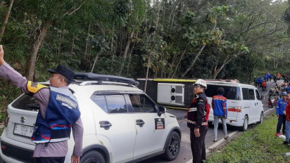 Bus Pengangkut Pegawai PLTU Terguling,  15 Orang Alami Luka