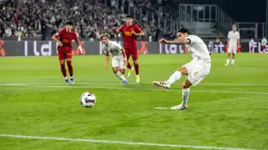 Kevin Diks mengeksekusi penalti untuk Gladbach